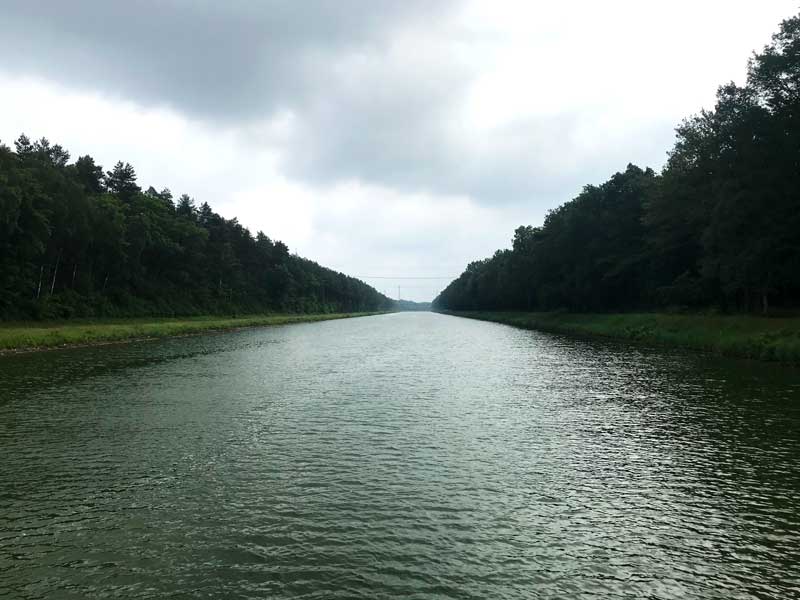 Der Mittellandkanal läuft schnurgerade zwischen den Bäumen dahin