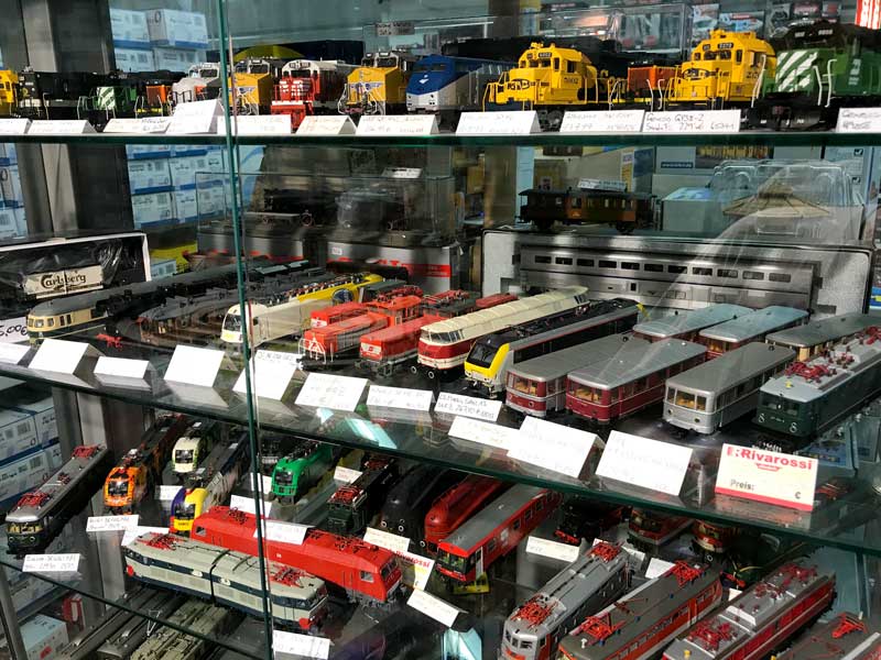 Modelleisenbahnloks in einer Vitrine bei Train & Play in Hannover