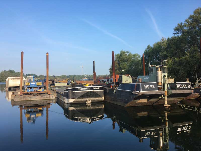 Neben uns im Yachthafen WSV Xanten bei Rees stehen schöne alte Kähne und Arbeitsplattformen