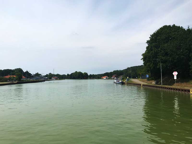 Das nasse Dreieck ist eine T-Kreuzung - geradeaus führt der Dortmund-Ems-Kanal weiter, rechts geht es zum Mittellandkanal ab