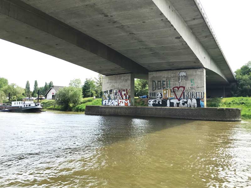 Auf dem Pfeiler der Nelson Mandela Brug in Arnheim befindet sich ein Graffiti von Nelson Mandela - wie passend
