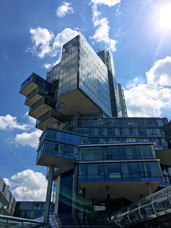 Das Gebäude der NordLB in Hannover besteht aus zahlreichen ineinander verschoben Glasquadern