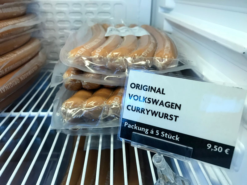 Im Kühlregal in der Autostadt von VW Wolfsburg liegen mehrere Packungen Original Volkswagen Currywurst