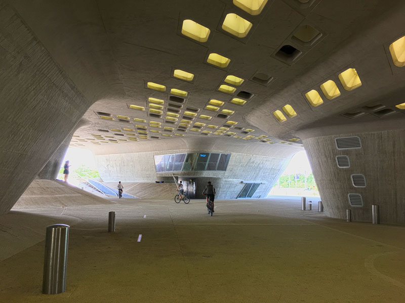 Der Betonbau des phæno Wolfsburg ist futuristisch geschwungen. Die Straßenebene wird gerne von BMX- und Skateboardfahrern für Kunststückchen genutzt