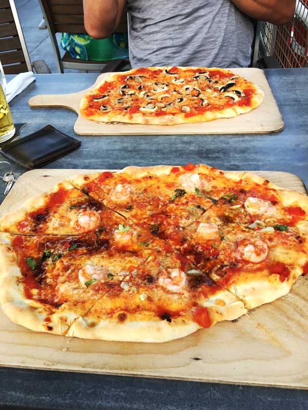 Die Pizza im Schifftaurant am Yachthafen Hannover ist frisch gemacht und schmeckt toll