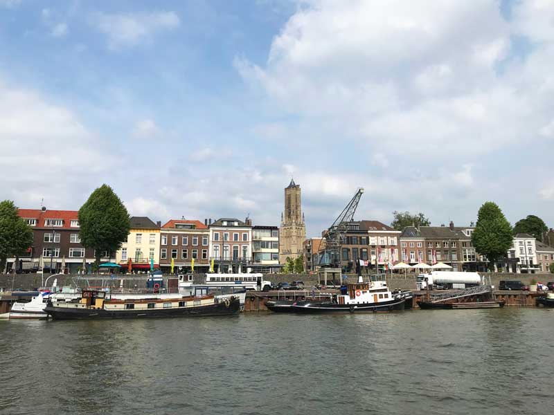 Der städtische Quai von Arnheim mit der Uferpromenade