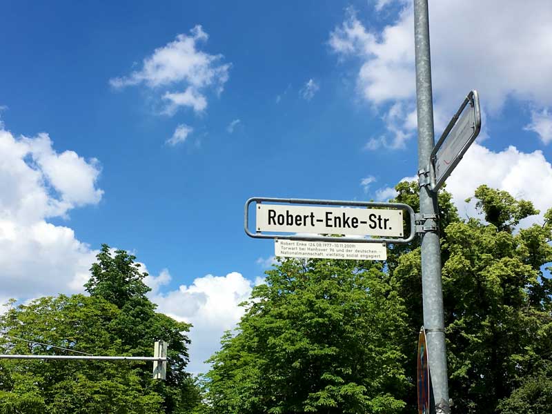 Vor dem Stadion von Hannover 96 ist eine Straße nach Robert Enke benannt