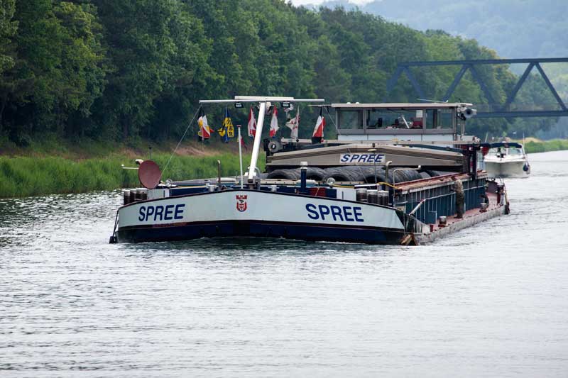 Frachtboot Spree liegt tief im Wasser des Mittellandkanals