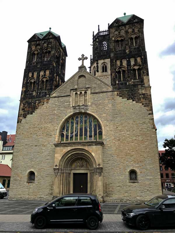 Die Fassade dieser Kirche sieht aus, als wäre sie nur zum Teil mit dem Hochdruckreiniger gereinigt worden
