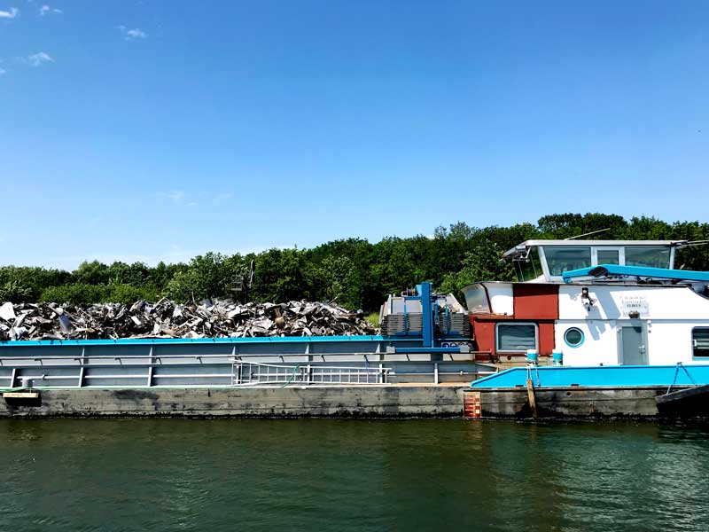 Auch heute treffen wir ein bunt gestrichenes Frachtschiff auf dem Dortmund-Ems-Kanal, das Schrott transportiert