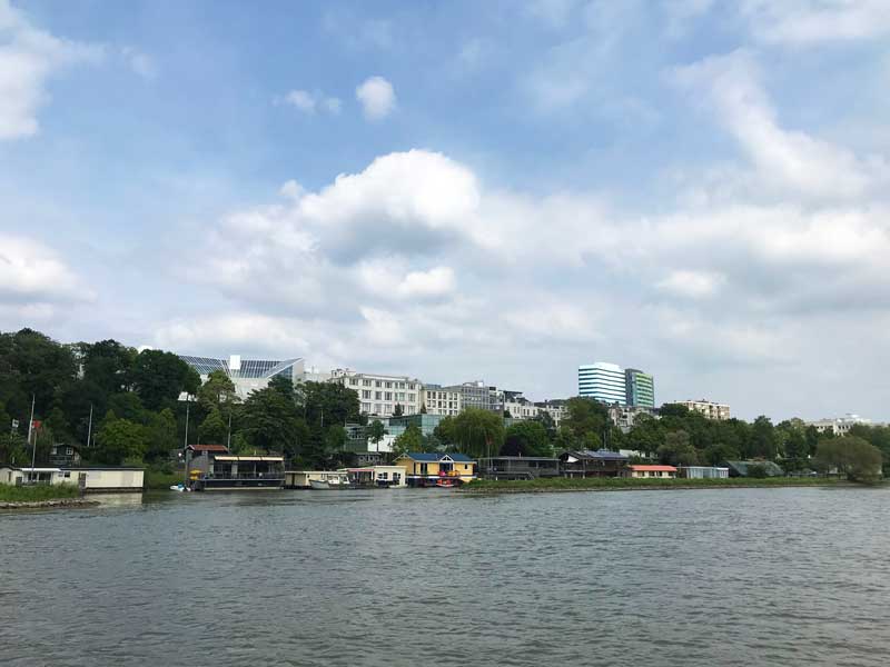 In Arnheim gibt es sehr viele schwimmende Wohnhäuser auf dem Fluss