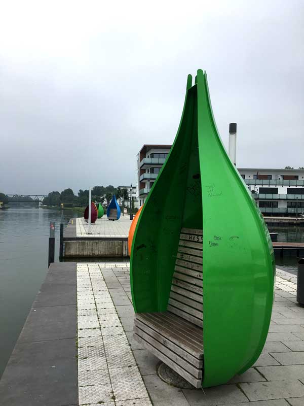 Wie Samenkapseln geformte, geschützte Sitzplätze ziwschen der Marina Bad Essen und dem Mittellandkanal