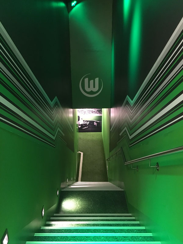 Ganz in grün, also den Vereinsfarben des VfL Wolfsburg gehalten, geht es in dem nachgebauten Spielertunnel nach unten in der Fußballwelt Wolfsburg