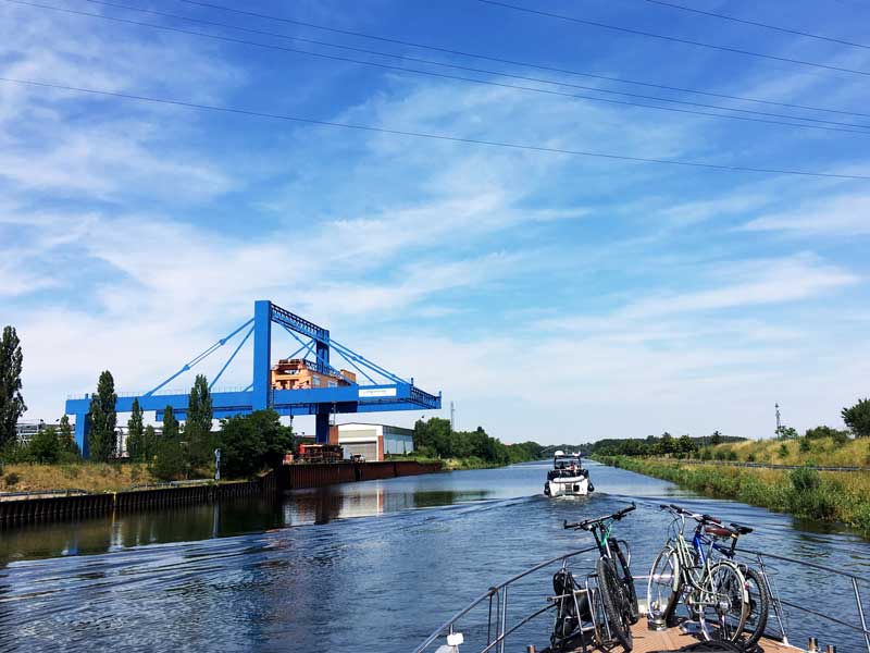 Bei Parey ragt eine riesige blaue Krananlage in den Elbe-Havel-Kanal. Sie gehört zu Stahlbau Plauen.