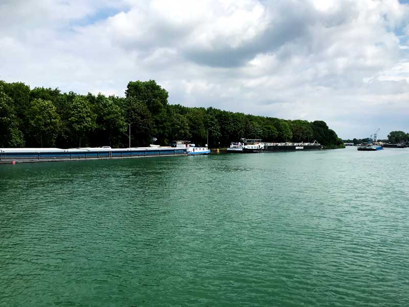 Vor der Schleuse Dorsten liegen viele Frachtschiffe am Ufer und warten auf die Schleusung