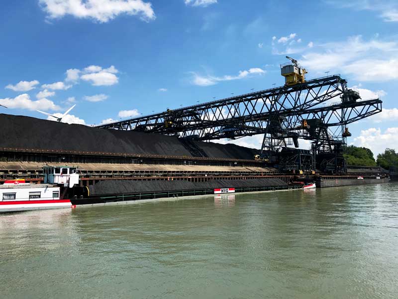 Am Kohlekraftwerk Mehrum befindet sich eine riesige Entladestation für Kohle, wo laufend Kohle durch Schiffe angeliefert wird. Ein Schubverband voller Kohle wird gerade mit einem großen Kran entladen