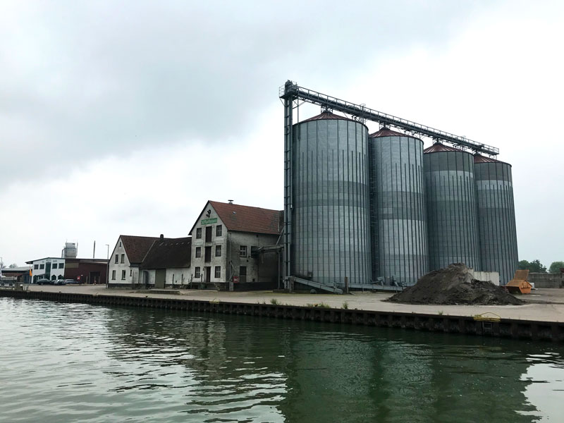 Vier Silotürme ragen empor an dieser Verladestelle für Agrarprodukte am Mittellandkanal