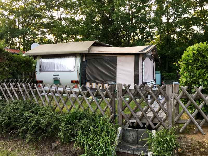 Wohnwagen mit Vorzelt im Freizeitpark Flaesheim