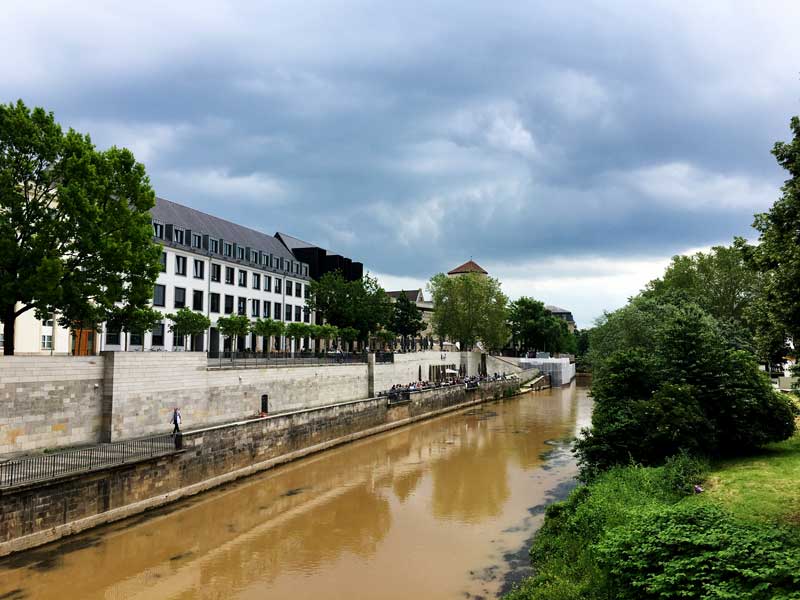 Die Leine in Hannover sieht ziemlich schlammig und schmutzig aus