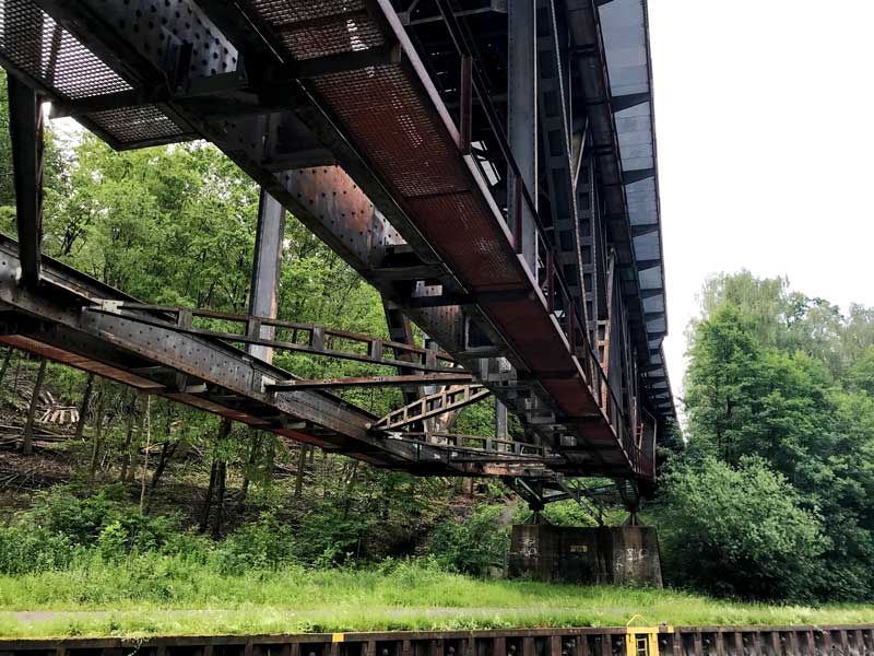Rostige, baufällig wirkende Stahlbrücke über den Mittellandkanal von unten