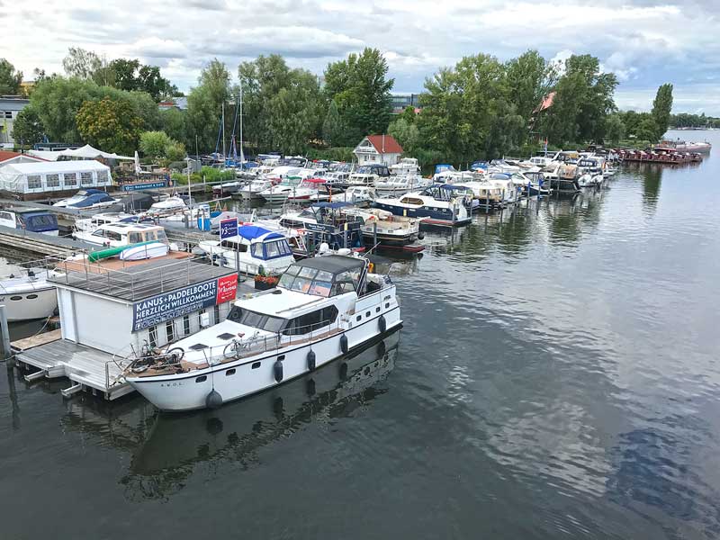 Die Motoryacht liegt vor der Marina am Tiefen See an der Havel in Potsdam