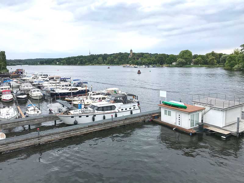 Die Motoryacht an einem Steg vor der Fäkalienabsaugung in der Marina am Tiefen See an der Havel in Potsdam