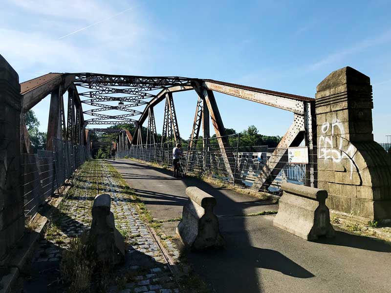 Die rostige Alte Plauer Brücke überspannt die Untere Havel Wasserstrasse am Plauer See. Stahlkontruktion mit Jugendstilelementen.