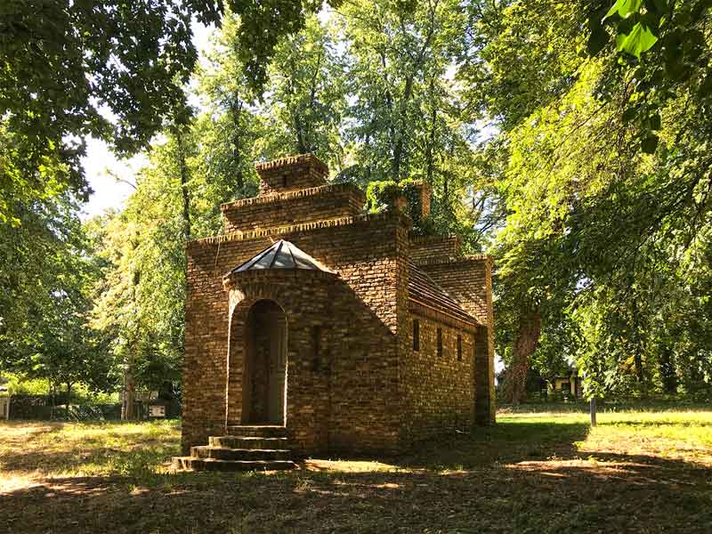 Werder Havel: Das ehemalige Spritzenhaus der Feuerwehr Petzow steht im Park, ist ein eher verspielter Ziegelbau und sieht äußerst romantisch aus