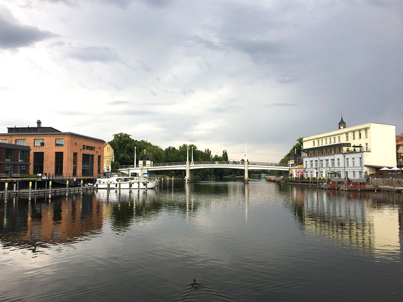Brandenburg an der Havel Wasserwanderrastplatz Werft - die Jahrtausendbrücke überspannt die Havel, die fast ganz ruhig daliegt in der Morgenstimmung