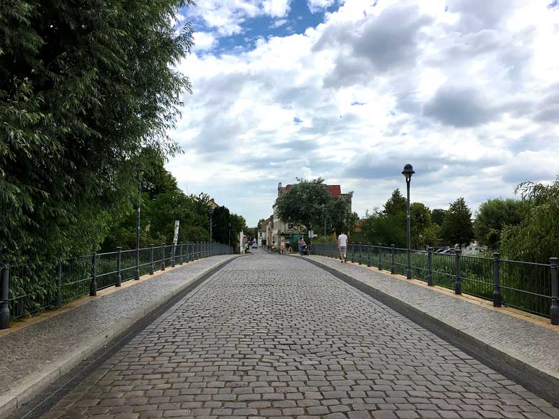 Das historische Zentrum von Werder liegt auf einer Insel in der Havel und kann nur über diese kopfsteingepflasterte Brücke oder per Boot erreicht werden