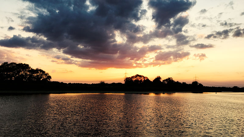 Sonnenuntergang gegenüber vom Wasserwanderrastplatz Ketzin Havel