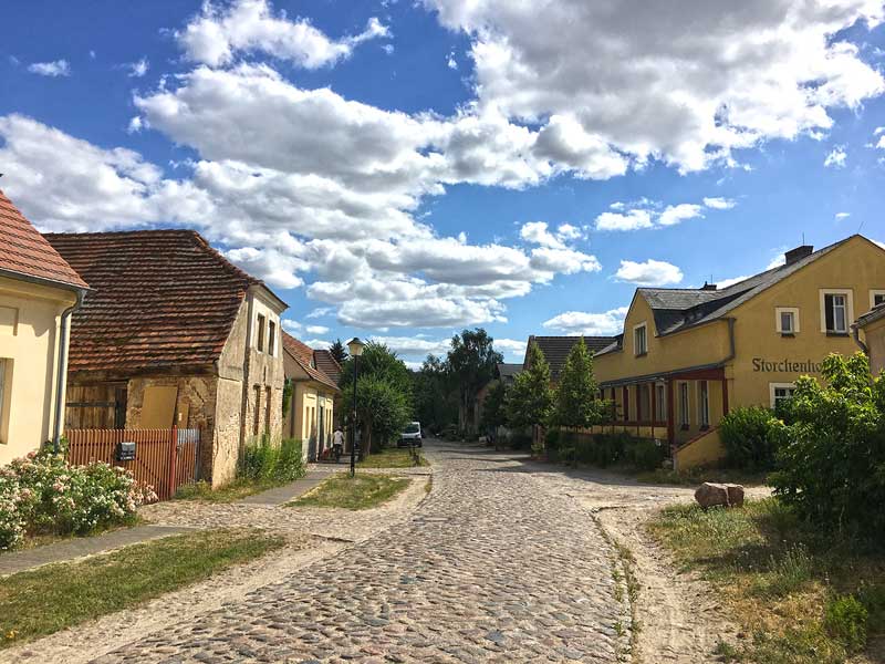 Die ursprünglichen Häuser des Musterdorfs Paretz bei Ketzin Havel scheinen recht gut erhalten zu sein und sind schön renoviert