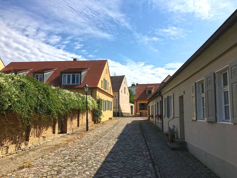 Dorfstraße in Werder Havel mit alten Häusern und Kopfsteinpflaster
