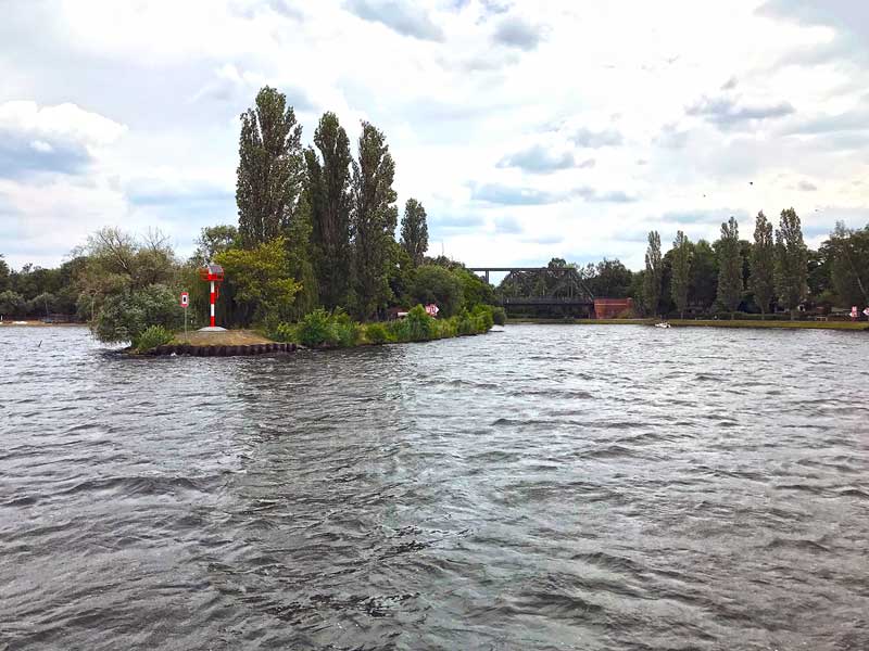 Das Boot fährt aus dem Schwielowsee in einen Flussarm bei Caputh an der Havel ein