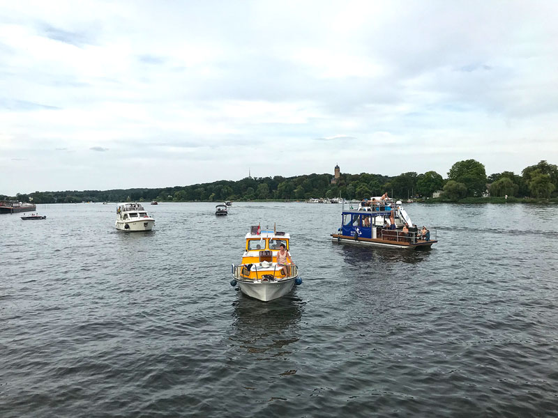 Viele kleine Motoryachten und Hausboote treiben auf dem Tiefen See an der Havel in Potsdam