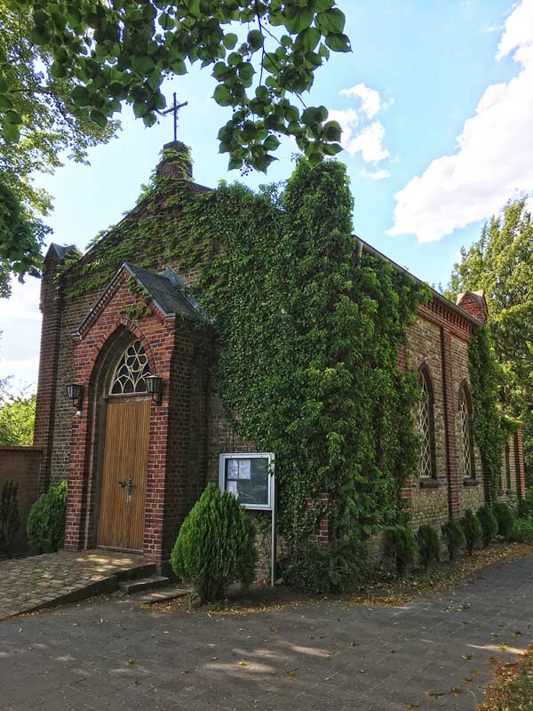 Die Friedhofskapelle des Friedhofs von Ketzin Havel ist ein sehr hübsches, reich verziertes Backsteingebäude, das stark von Rankgewächsen überwuchert ist
