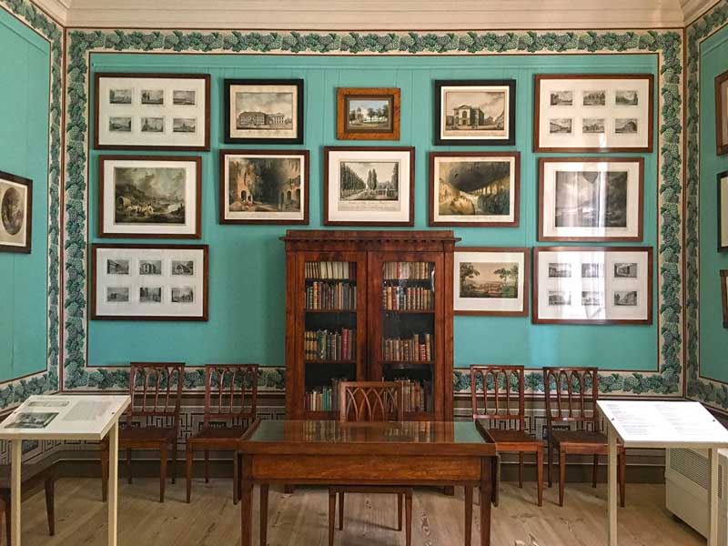 Das Arbeitszimmer von Friedrich Wilhelm III. im Schloß Paretz ist in einem karibisch anmutenden Türkis gehalten. Die Wände sind jeweils von einer Bordüre mit Weinrebenmotiv umrahmt