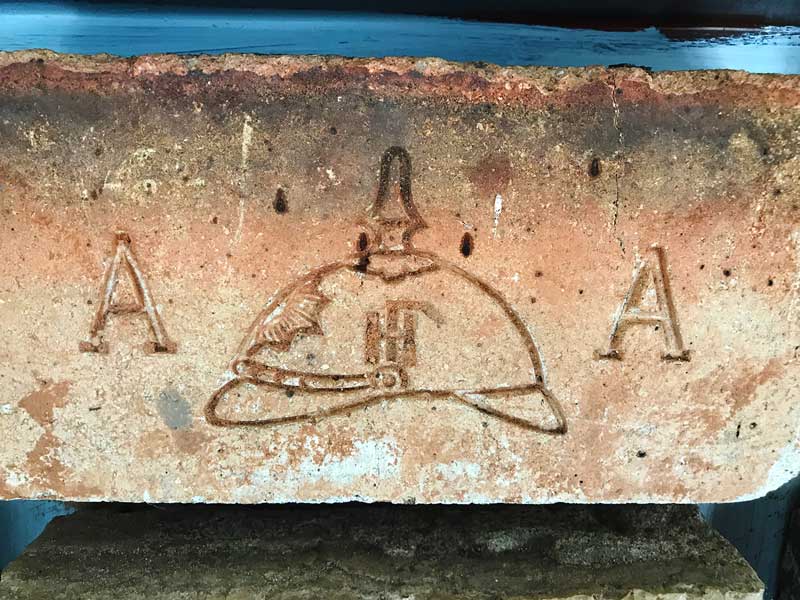 Dieser alte Glindower Ziegel im Ziegeleimuseum Glindow bei Werder Havel weist eine typische Prägung mit einer preussischen Pickelhaube auf