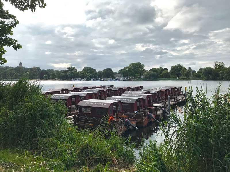 Dutzende Flöße in der Bootsvermietung Huckleberrys Floßstation auf dem Tiefen See an der Havel in Potsdam
