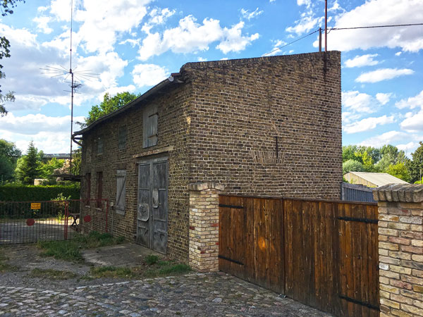 Altes Backsteingebäude in Ketzin Havel, das heutzutage anscheinend als Garage und Werkstatt genützt wird