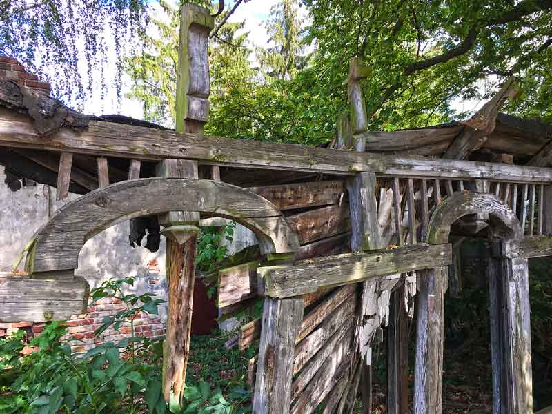 Total verfallenes Haus in Paretz bei Ketzin Havel. Der Holzaufbau des Hauses steht in Stücke zerfallen neben den Mauerresten des Hauses