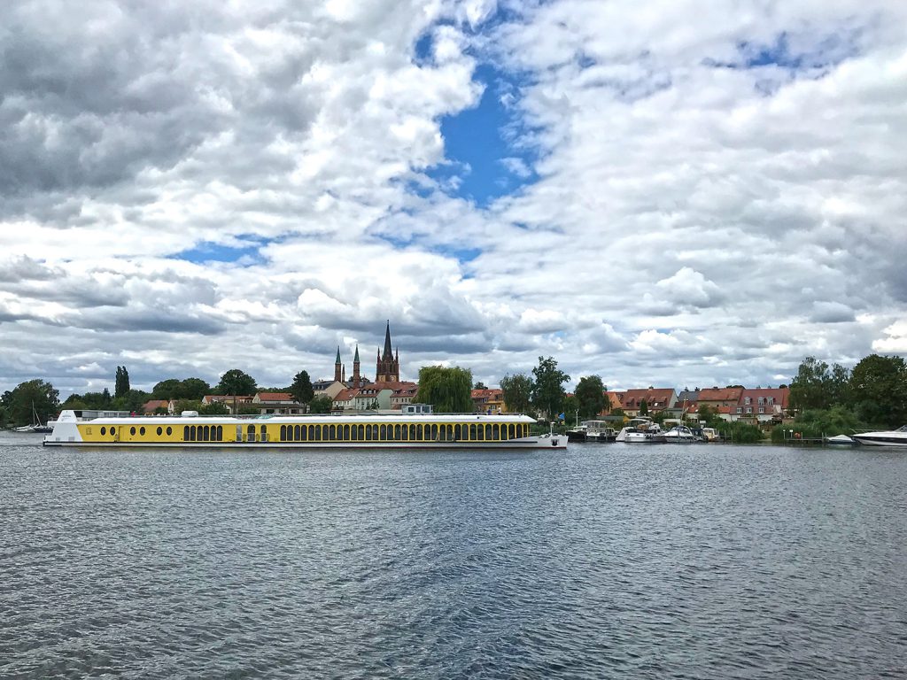 Blick auf die Insel von Werder Havel. Im Vordergrund das gelb lackierte Passagierschiff Sanssouci aus Potsdam