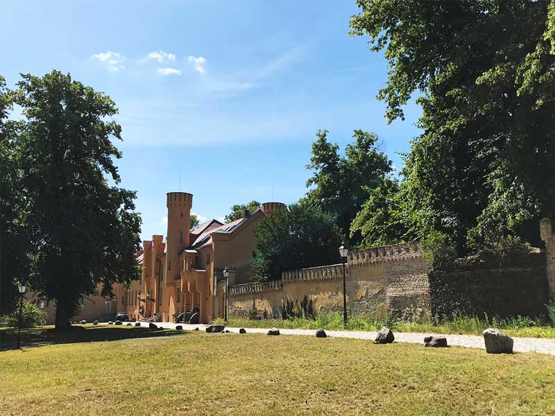 Das Schloss Petzow in Werder Havel ist recht verspielt mit vielen Türmchen und Zinnen