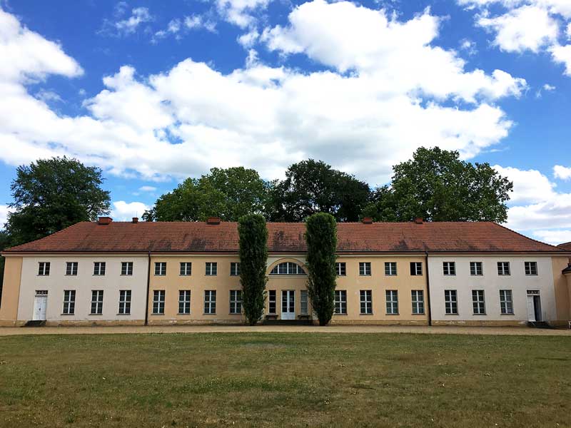 Wiederhergestellter Hauptriegel von Schloß Paretz bei Ketzin Havel, ganz einfach gehalten, in Ocker und Hellgrau gestrichen