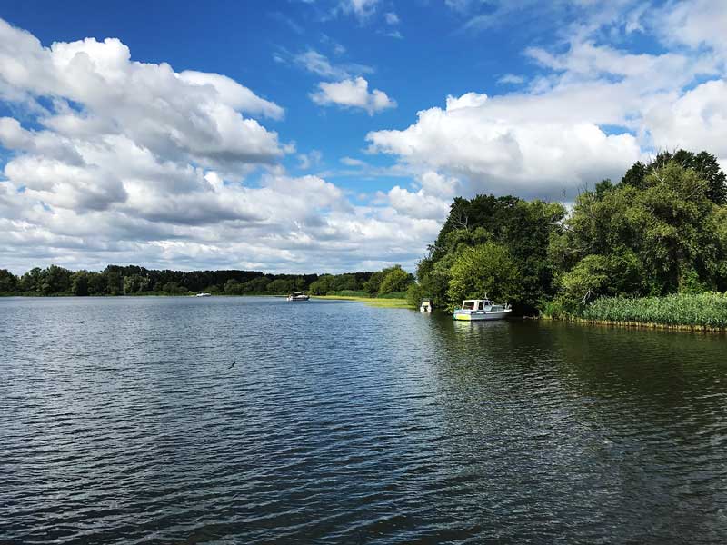 Auf der Potsdamer Havel und dem Kleinen Zernsee gibt es eine Stelle, die zum Ankern besonders gut geeignet ist und offensichtlich auch gerne genutzt wird - hier liegen vier Boote nahe am Ufer