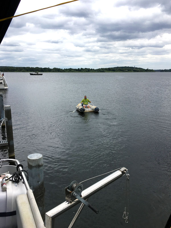 Thomas rudert das Beiboot aus dem Yachthafen Scheunhornweg in Werder Havel hinaus