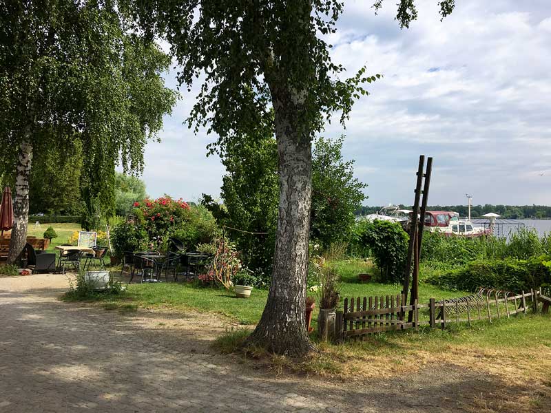 Teil des Inselrundwegs von werder Havel, hier entland des Havelufers mit seinen vielen restaurants und Cafés