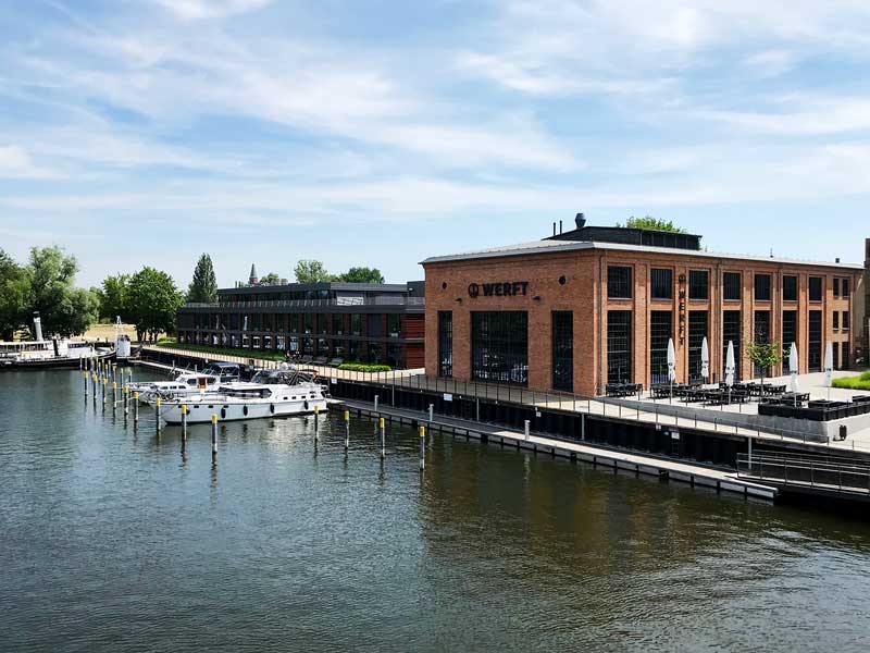 Das Boot liegt am Anleger Werft im Zentrum von Brandenburg an der Havel zwischen Neustadt und Altstadt. Am Ufer befindet sich das alte Werftgebäude.