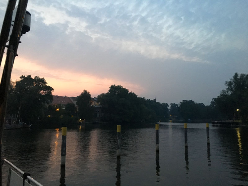 Liegeplatz in Brandenburg an der Havel, Werft: Wegen des Waldbrands in Lübtheen ist der Sonnenuntergang ganz diesig und verräuchert