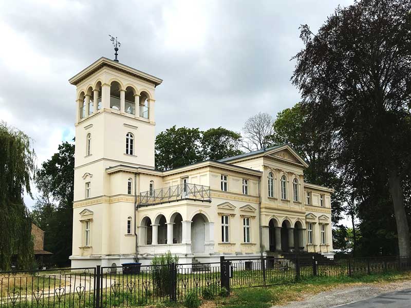 Prunkvolles cremefarbenes Gebäude: Villa Havelblick, Potsdamer Straße 25, Ketzin Havel